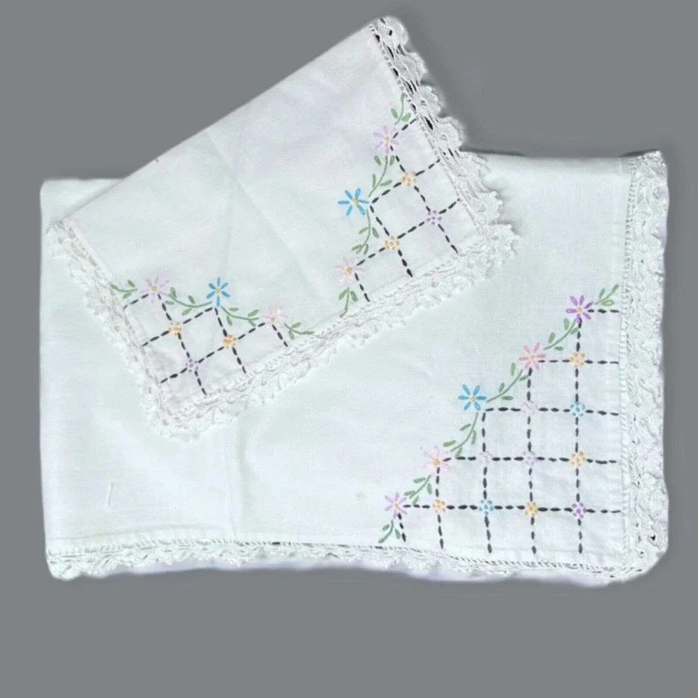 VTG Table Runner and Dresser Scarf Embroidered Floral w/ Crochet Edge 1‎ lg 1 sm